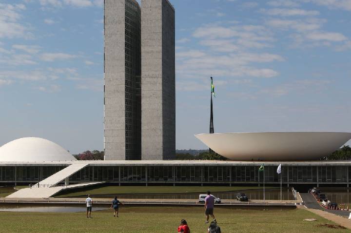 Alcolumbre fatia votação do PL da Dosimetria; governo denuncia manobra
