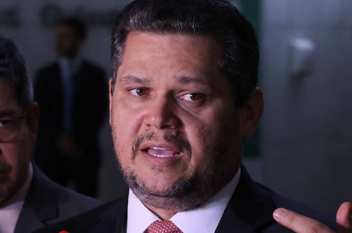 Alcolumbre mantém PEC 6x1 travada em semana esvaziada no Senado