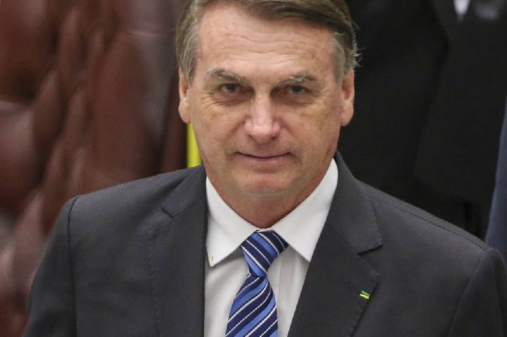 Alexandre de Moraes decide manter Bolsonaro em prisão domiciliar