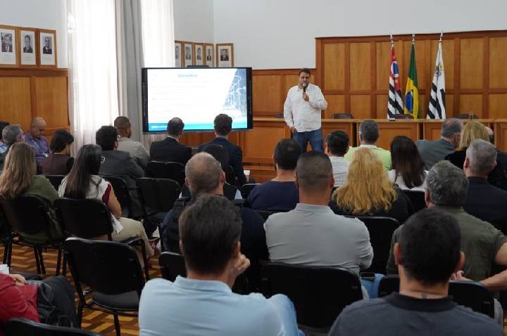 Atibaia avança em PPP para modernizar iluminação pública: meta é atingir 100% de LED ainda em 2026 e ampliar serviços digitais