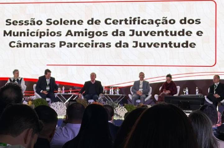 Atibaia é reconhecida com certificado da Agenda Jovem durante o encontro 