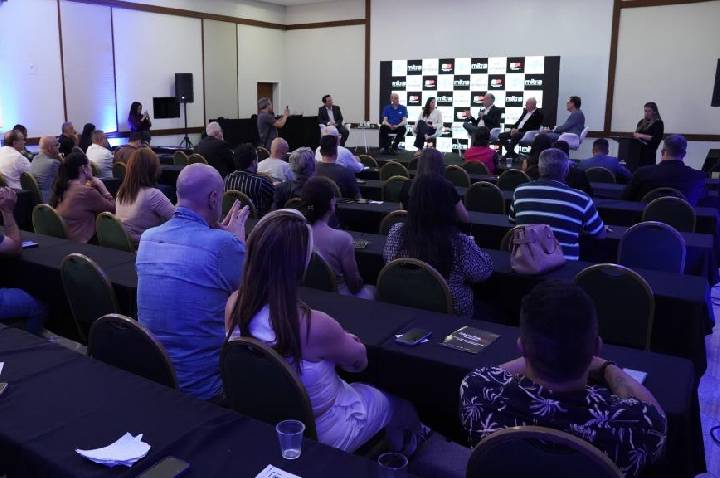 Atibaia recebe encontro regional voltado à modernização e desburocratização dos serviços públicos