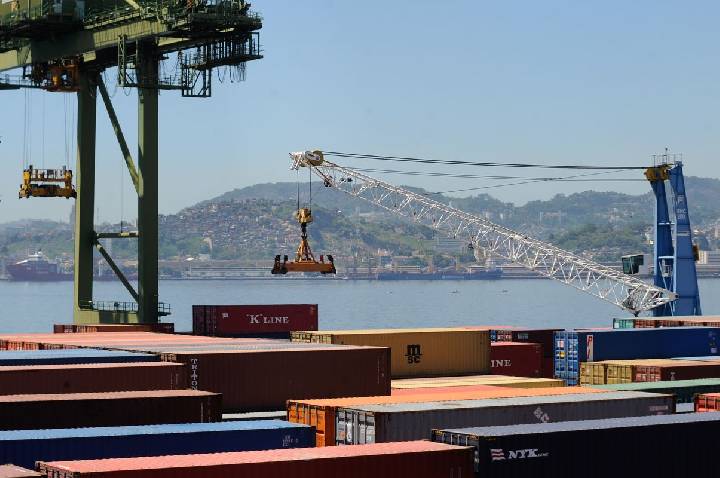Balança comercial tem superávit de US$ 7,4 bilhões em agosto