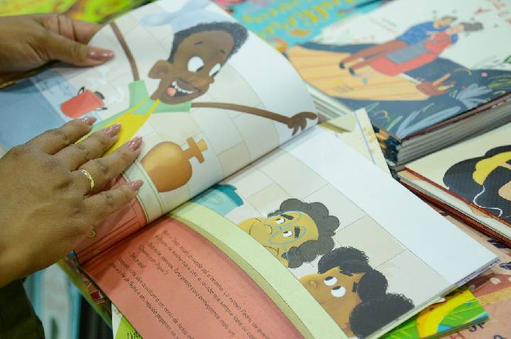 Bienal nas Escolas entra em clima de Copa para estimular leitura no RJ