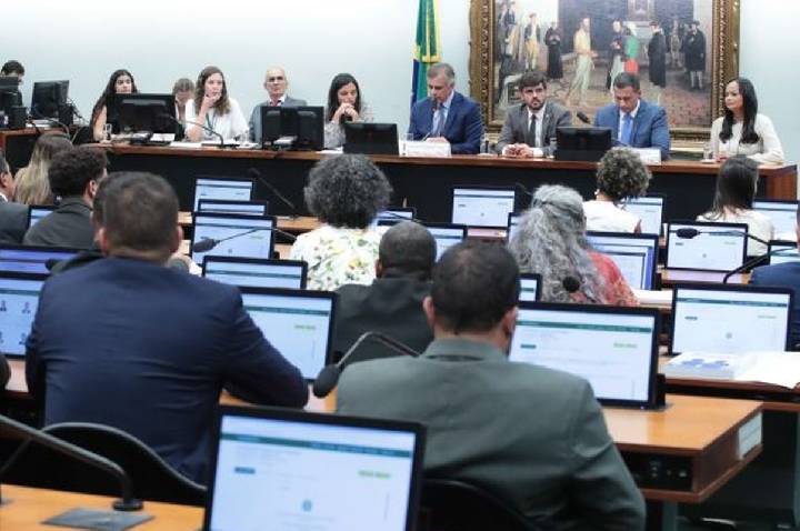 CCJ da Câmara adia análise da PEC da redução da maioridade penal