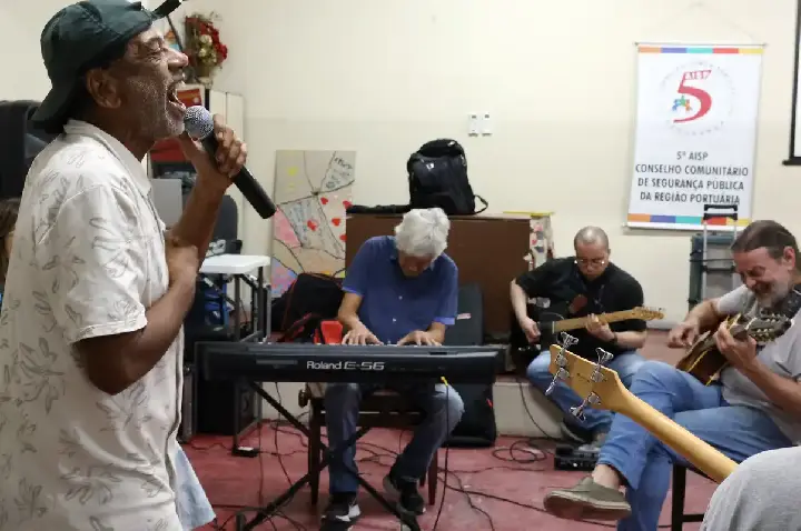 Com 25 anos, grupo musical de pacientes psiquiátricos lança novo álbum