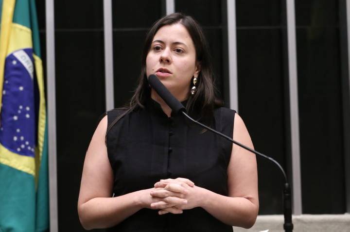Comissão aprova projeto que pune gestor que não pagar piso salarial de professores