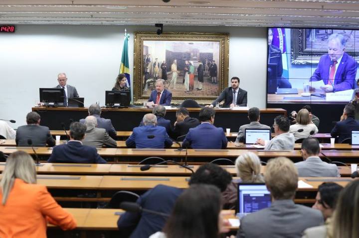 Comissão aprova sete candidatos ao TCU; votação secreta no plenário ocorre nesta terça-feira