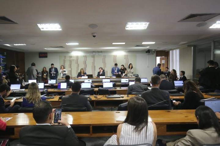 Comissão mista aprova fim da 