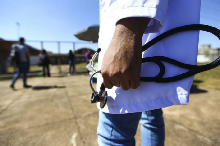 Comissão mista pode votar nesta terça parecer sobre obrigatoriedade de exame para exercício da medicina