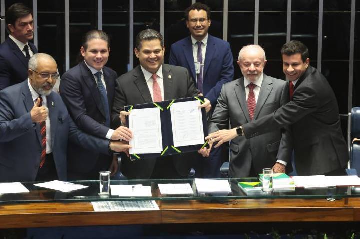Congresso promulga emenda que acaba com escala 6x1 e estabelece jornada máxima de 40 horas semanais