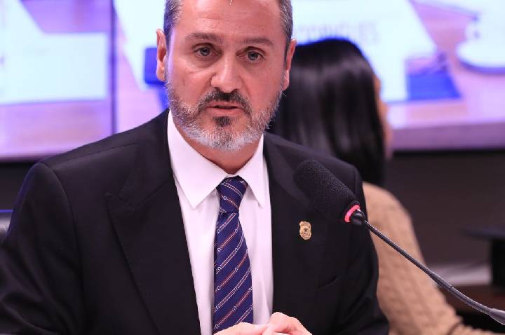 Dino determina reintegração de Andrei Rodrigues no comando da PF 