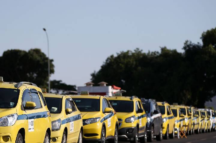 Governo autoriza contrato de R$ 30 bi para motoristas de aplicativos