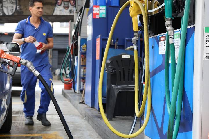 Governo fixa subvenção à gasolina em R$ 0,44 por litro