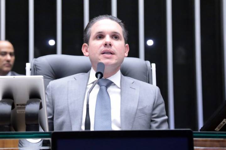 Motta condiciona votação sobre combustíveis à retirada de urgência de projeto da redução de jornada