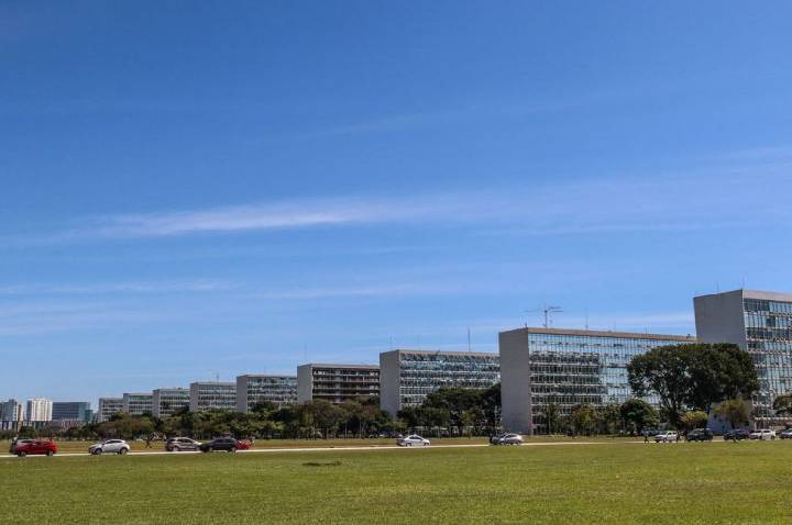 Orçamento de 2027 tem salário mínimo de R$ 1.741 e redução de despesas com pessoal