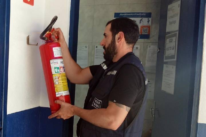 Prefeitura de Atibaia realiza ações preventivas de combate a incêndio em unidades de saúde