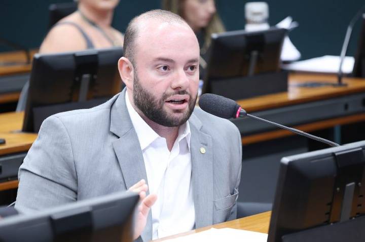 Projeto obriga hotéis a verificar idade de crianças e adolescentes
