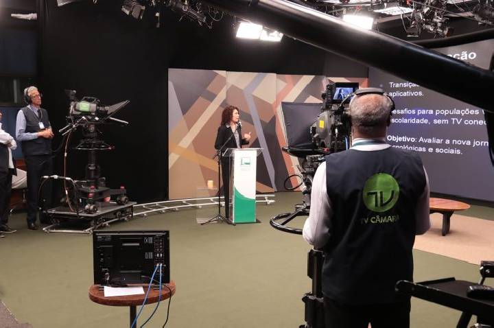 Rede Legislativa de Rádio e TV faz cobertura da eleição ao vivo e em tempo integral