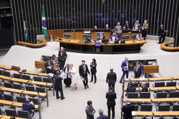 Reeleição de Lula e viagem de Flávio Bolsonaro aos EUA repercutem no Plenário