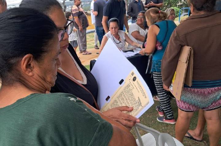 Regularização fundiária avança no Santa Clara com a entrega de 31 matrículas de propriedade