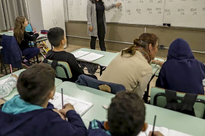 Senado aprova MP que estabelece piso de R$ 5.130 para professores