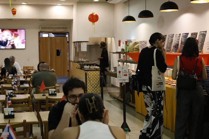 Setor de serviços cai 0,1% de julho para agosto, mostra IBGE