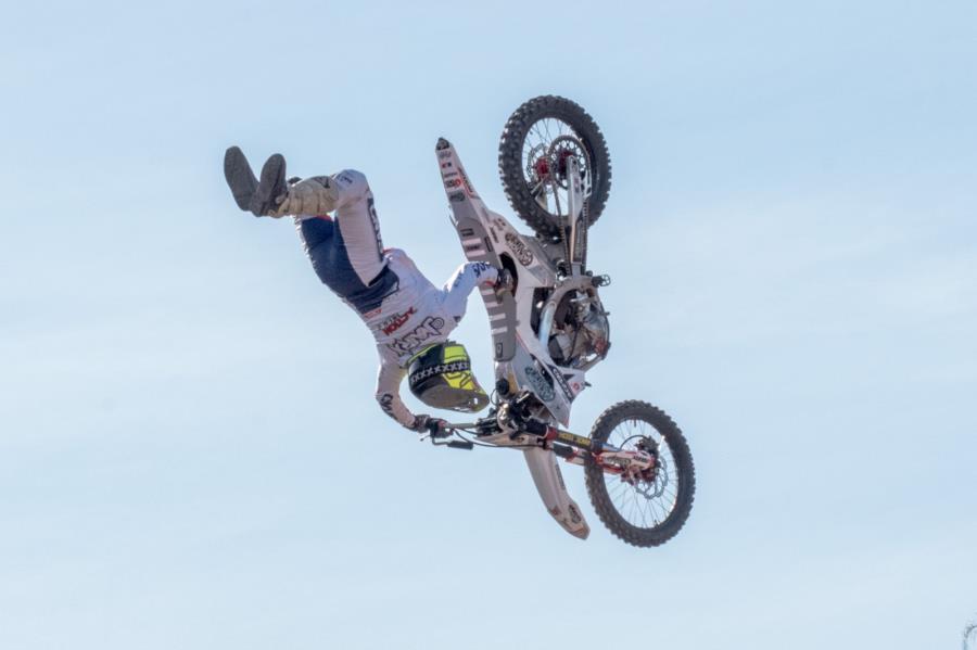 Motocross e adrenalina marcam o “FMX na Roça” em Atibaia