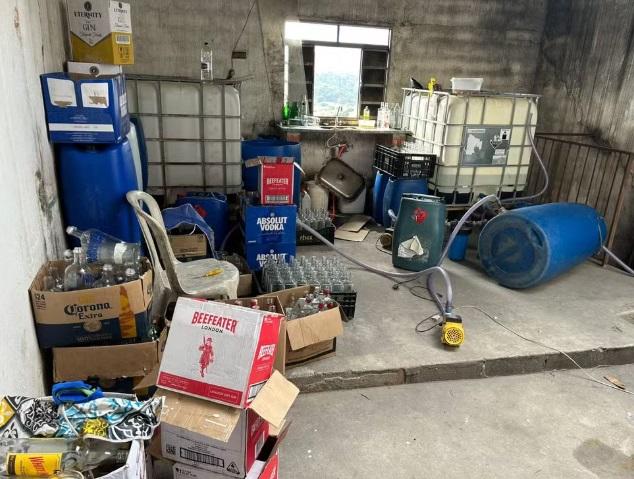 Polícia Civil flagra fábrica de bebidas falsificadas e prende cinco suspeitos, em Atibaia
