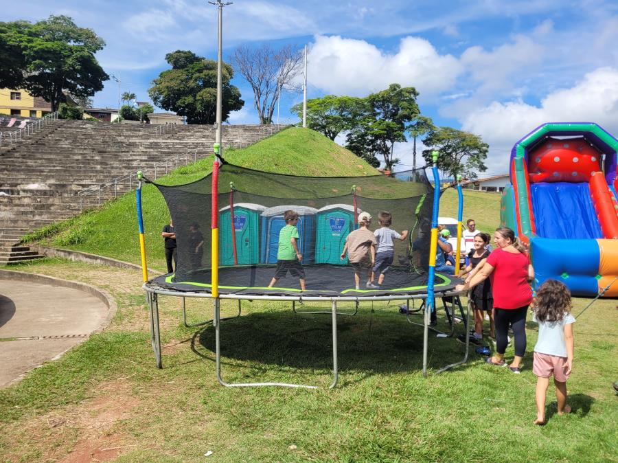 Prefeitura promove edição especial do “Cine Social” com parque de brinquedos no Recreio Estoril II