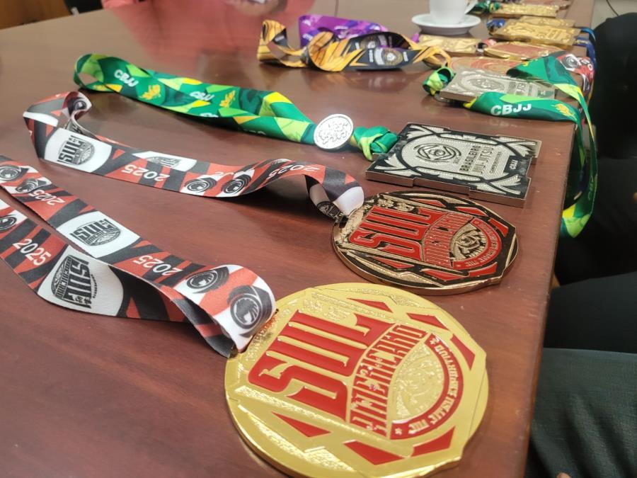 Atletas do projeto “Jiu-jitsu para todos” apresentam medalhas conquistadas em competições deste ano