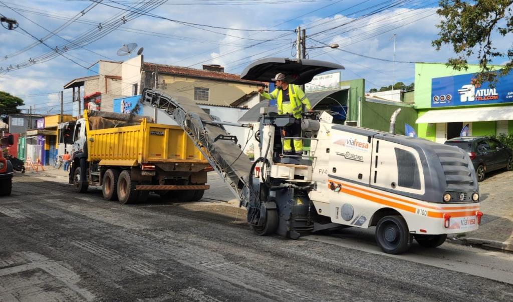 Prefeitura inicia recapeamento da Rua Antônio da Cunha Leite