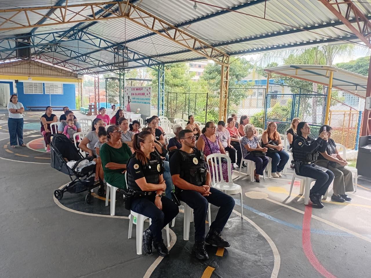 APAE de Atibaia homenageia equipe Guardiã Maria da Penha em evento pelo Dia da Mulher