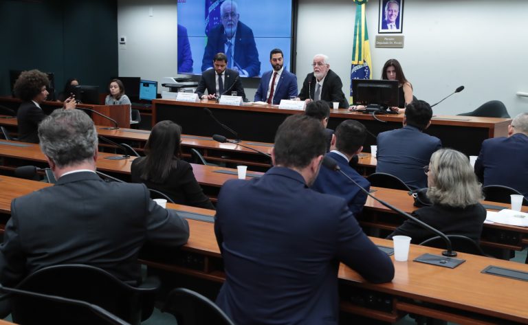 Comissão de saúde avalia estágio de retomada da produção nacional de medicamentos