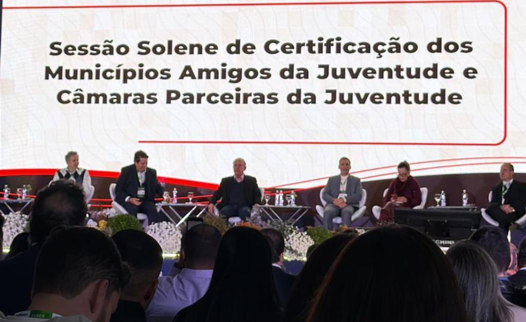 Atibaia é reconhecida com certificado da Agenda Jovem durante o encontro 