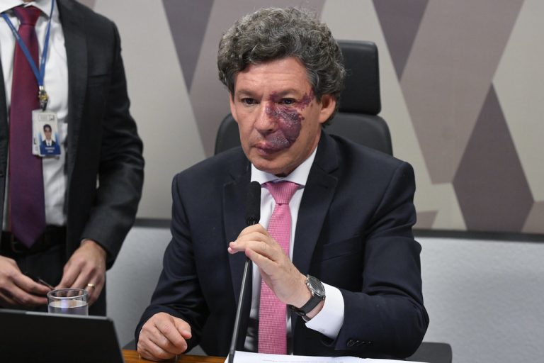 Comissão Mista adia para esta terça-feira votação do fim da 