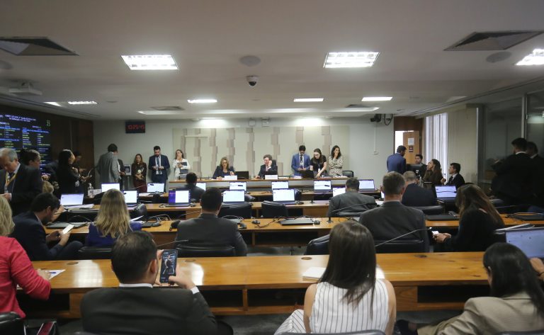 Comissão mista aprova fim da 